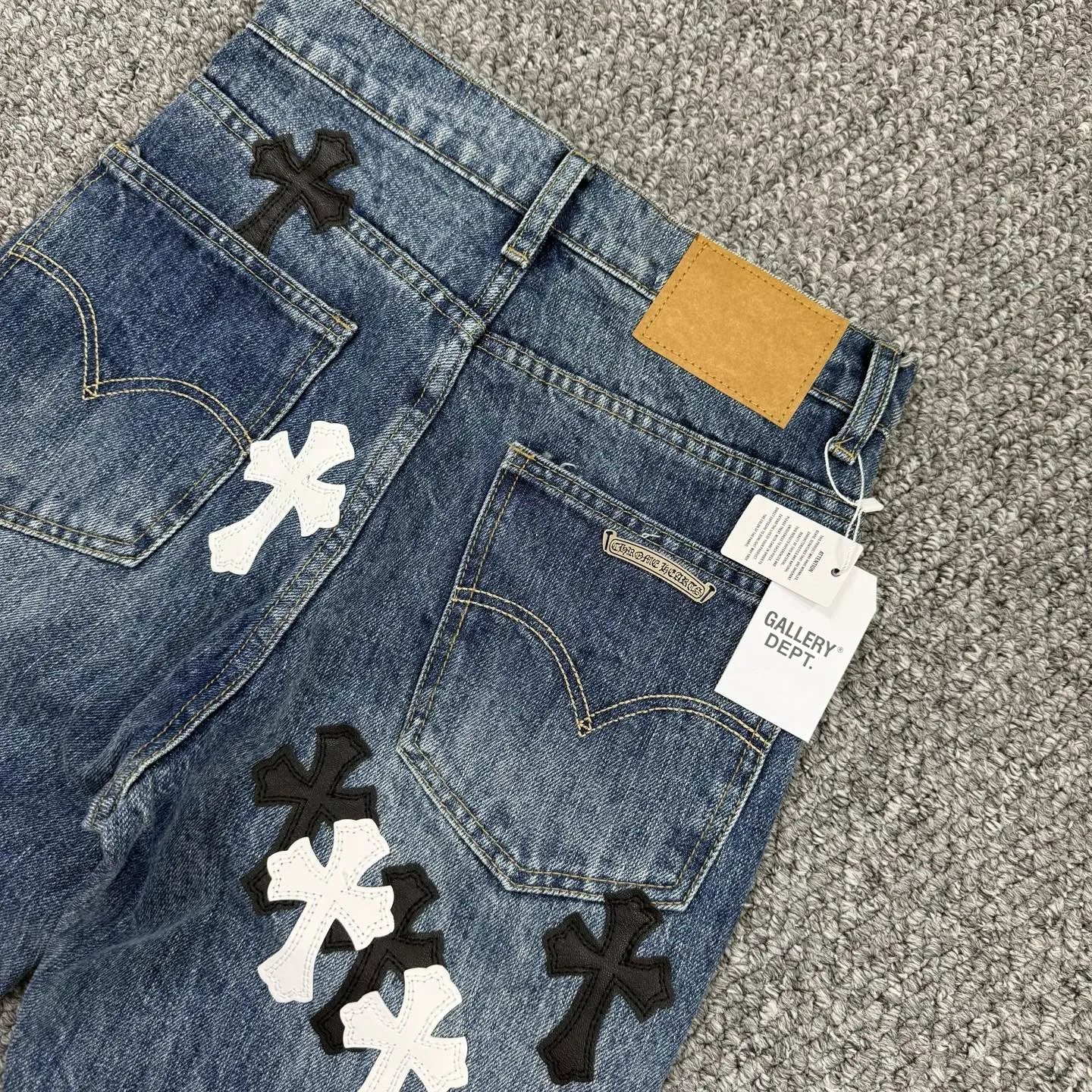 P240 model number: H862 chrome hearts & chrome hearts Micro-flared bamboo jeans Three-dimensional version Loose and comfortable, not picky about the body shape Makes you look taller and slimmer Factory quality control Original factory quality control Same style for men and women Can be matched with couples Versatile recommendation Must-have jeans for all seasons Fashionistas have been disappointed From the quality selection of fabrics, the tailoring of details, and the matching of patterns are impeccable! The upper body is so handsome when worn...it can be easily worn by men, women and children! The craftsmanship is made of heavy-duty washed pure cotton denim fabric. After washing, it is soft and thick and looks very stylish when worn. Size: 28, 30, 32, 34, 36 (S-XXL) Color: black